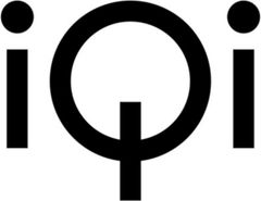 Logo, jossa on mustat kirjaimet "iQi" valkoisella taustalla.