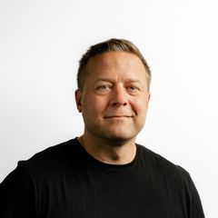 Henkilökuva IQI:n toimitusjohtajasta Markus Anderssonista, joka katsoo kameraan