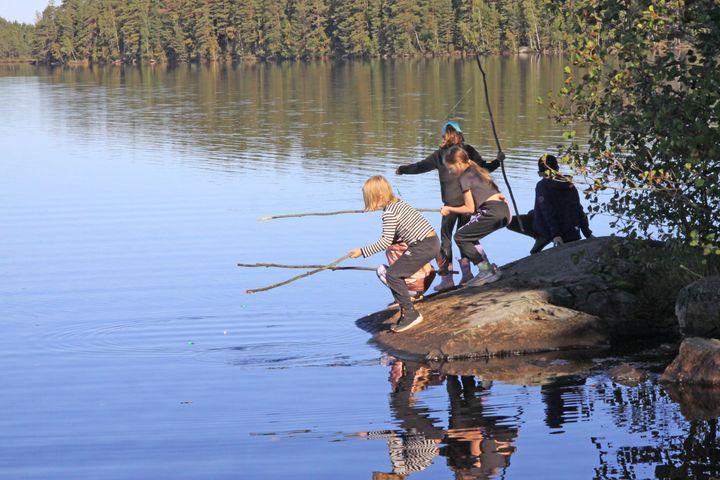 Lasten ja nuorten luontoretket suuntautuivat vuonna 2024 erilaisiin luontokohteisiin, esimerkiksi metsiin, saaristoon, tuntureille, kansallispuistoihin ja luontokeskuksiin.