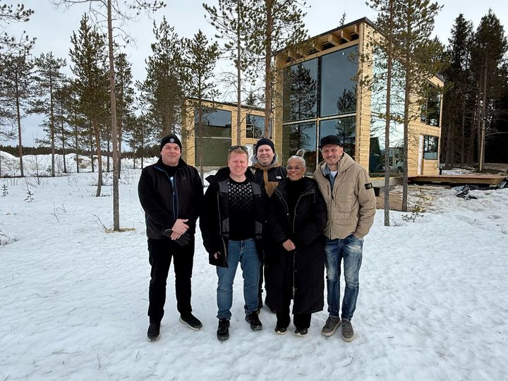 Hankkeen takana vaikuttavat Mammuttihirren yrittäjä Ilpo Nylander, yrittäjä Sampo Kaulanen, keittiömestari Joonas Rautio, Head of Culinary Services Patricia Lacon-Siitonen sekä Jänkä Resortin ravintolan konseptista vastaava keittiömestari Hans Välimäki.