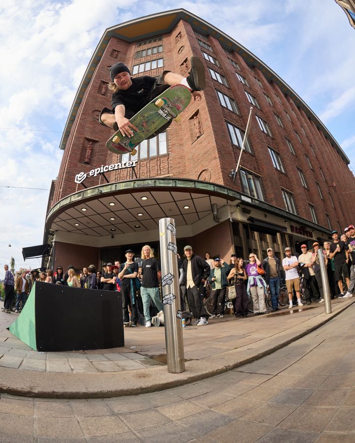 Sakari Leskinen näyttää, miten kickflip indy onnistuu seminaarin ohessa.