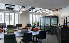 Joustavat co-working tilat mahdollistavat verkostoitumisen yli toimialojen.