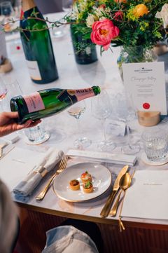 Ikkunassa tarjoillaan kolmea eri Moët & Chandonin samppanjaa, jotka ovat paritettu upeiden herkkujen kanssa.