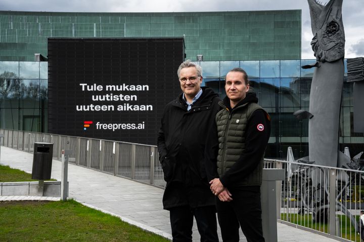 Freepressin toimitusjohtaja Joel Uussaari (oik.) ja journalistinen neuvonantaja Mikael Pentikäinen
