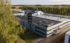 Ilmakuva Finsoffien sohvatehtaasta ja tehtaanmyymälästä ennen laajennushankkeen käynnistymistä.
