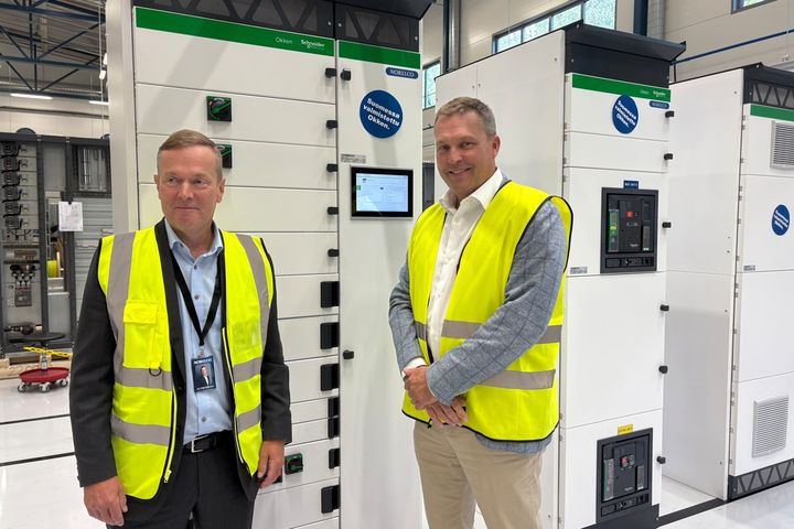 Norelcon toimitusjohtaja Ari Hämäläinen ja Schneider Electric Suomen toimitusjohtaja Jani Vahvanen esittelivät uutta Okken-pienjännitekennokeskusta.