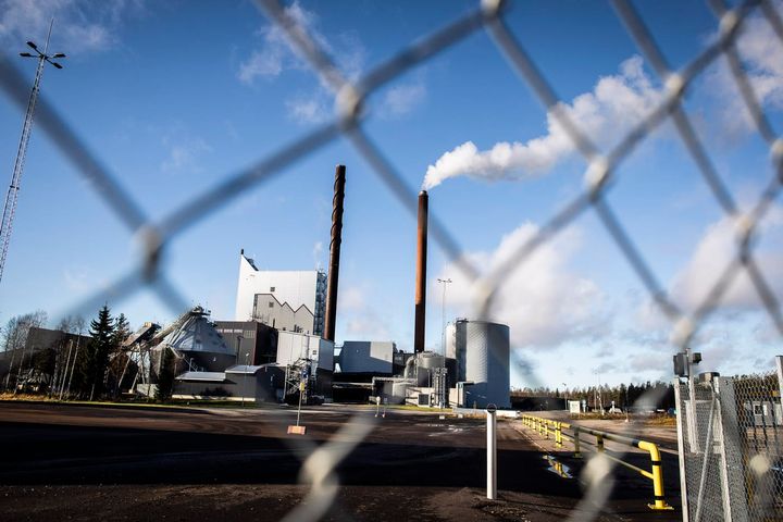 Rovaniemen Suosiolan voimalaitoksella tuotettiin kesällä kaukolämpö kolmen viikon ajan yhtäjaksoisesti pelkällä sähköllä. Silloin piipusta ei noussut höyryä, kuten tässä arkistokuvassa. Kuva: Jussi Leinonen