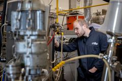 Eniferin tuotekehityskeskuksessa toimitusjohtaja Simo Ellilä esittelee bioreaktoreita, joissa uuden proteiinin koe-eriä tuotetaan. Kuva: Seppo Kärki / HS