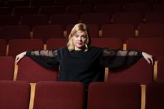 Riikka Oksanen Ryhmäteatterin katsomossa.