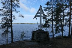 Valamon luostarin patikkareitti johtaa Juoveden rannalle pystytetylle Matkamiehen ristille.