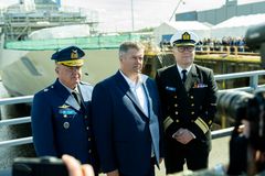 Rauma Marine Constructions (RMC) laski 21.5.2026 vesille toisen Rauman telakalla Suomen merivoimille rakennettavan Pohjanmaa-luokan monitoimikorvetin. Kaksi ensimmäistä monitoimikorvettia on nyt laskettu vesille ja kaikki neljä monitoimikorvettia ovat tuotannossa. Kuvassa vasemmalta Puolustusvoimien logistiikkalaitoksen apulaisjohtaja, insinööriprikaatikenraali Juha-Matti Ylitalo, Rauma Marine Constructionsin toimitusjohtaja Mika Nieminen ja Merivoimien komentaja, kontra-amiraali Tuomas Tiilikainen.