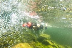 Swimrun-tapahtumiin osallistutaan parin kanssa tai yhden hengen joukkueena.