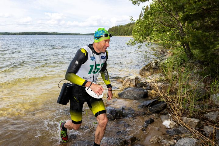 Mäntsäläläinen Kalle Hietanen on jokakesäinen vieras Etelä-Savossa. Tässä hän rantautuu uintiosuudelta Puruvesi Swimrun -tapahtumassa vuonna 2022.
