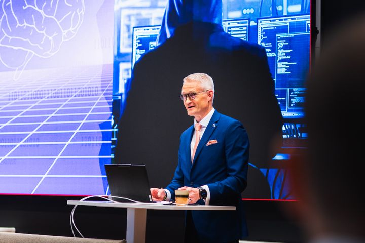 Kansanedustaja Jarno Limnelle puhuu tilaisuudessa.