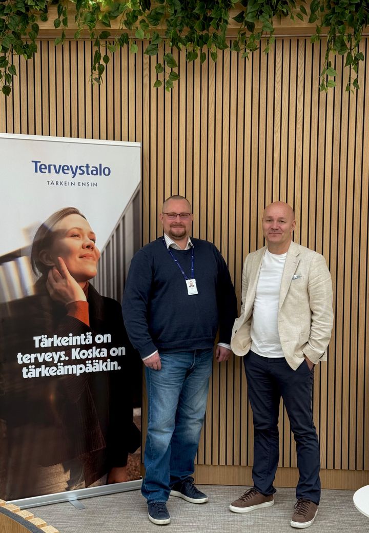 Sopivat tyypit. Cloud2:n tapa toimia sopii meille hyvin, Terveystalon tietohallintojohtaja Sami Vellonen (vas) sanoo. Vieressä Cloud2:n toimitusjohtaja Henri Grönlund.