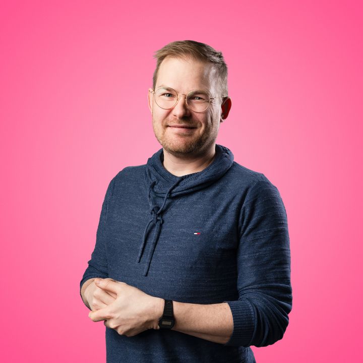Valkoinen mies muotokuvassa.