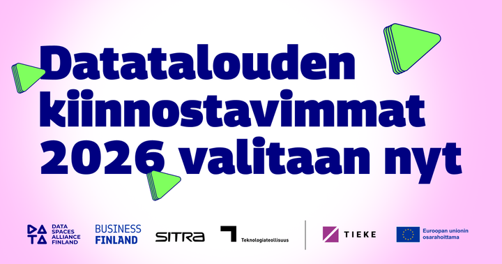 Tekstissä lukee: "Datatalouden kiinnostavimmat 2026 valitaan nyt." Alareunassa on hakukampanjan järjestävän Data Spaces Alliance Finlandin logo sekä kampanjan mahdollistajien Business Finlandin, Suomen Itsenäisyyden juhlarahasto Sitran, Teknologiateollisuus ry:n ja TIEKE Tietoyhteiskunnan kehittämiskeskus ry:n logot. Tausta on keskeltä häivytetty vaaleanpunainen. Etualalla kolme kirkkaanvihreää kolmiota.