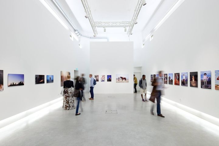 Ihmisiä galleriatilassa