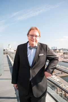”Standardeja on kaikkialla ympärillämme, vaikka niitä ei usein nähdä. Kaapelitehtaalla toimme standardit näkyviksi kulttuurikeskuksen näkökulmasta, sillä taidettakin voi tarkastella standardien kautta”, tapahtuman isä, asiantuntija Frans Nilsén METSTAsta sanoo.