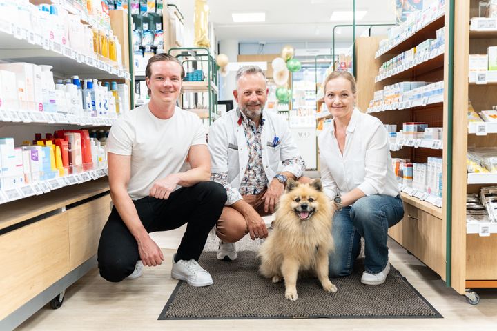 Kivuttoman toimitusjohtaja Ilari Haataja, apteekkari Kenneth Forssell, eläinlääkäri Henna Söderholm, sekä Alvar-koira
