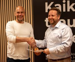 Yonottoman toimitusjohtaja Teemu Karenius (vas) ja Nordic Bites Groupin toimitusjohtaja Petteri Lehtimäki.