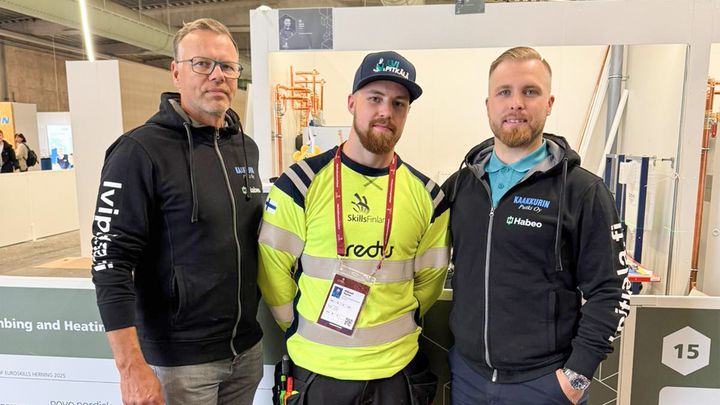 Kuvassa (oikealta vasemmalle): LVI-Pitkälän Pirkanmaan alueen toimitusjohtaja Mikko Vainikka, Viljami Turve ja LVI-Pitkälän perustajayrittäjä Jari Pitkälä