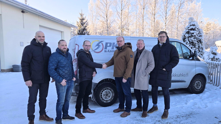 Kuvassa vasemmalta PKK Sähkö Oy:n Tero Krintilä, Joni Kero ja Tuomas Paananen kättelyssä HSK Sähkö Oy:n Hannu Kaupin kanssa. Habeo Groupin Kari Kohvakka ja Klaus Castrén.