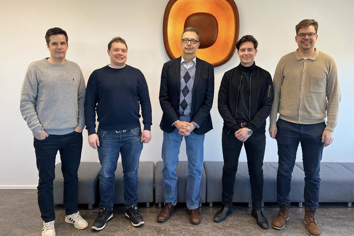 Kuvassa Whitech Oy:n, Paretec Oy:n ja Habeo Groupin edustajat yrityskaupan yhteydessä.