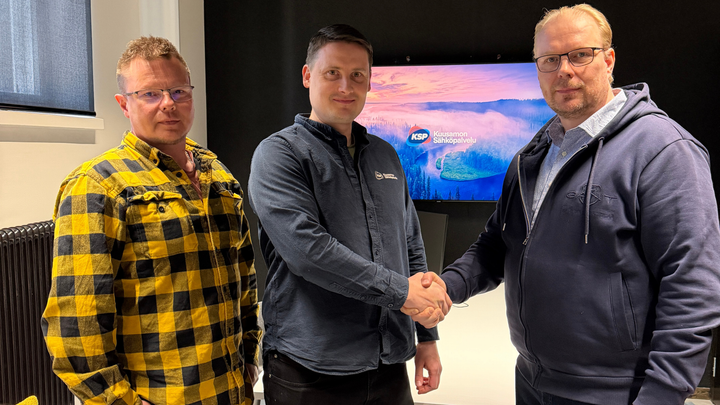 Kuvassa vasemmalta Tero Ronkainen ja Tero Mäkelä, Kuusamon Sähköpalvelu Oy sekä Hannu Kauppi, HSK Sähkö Oy