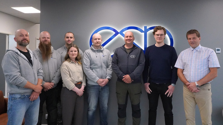 Kuvassa yrityskaupan osapuolet vasemmalta: Joni Anttila, Joni Pusaa, Markus Järvinen, Saara Anttila ja Jouni Anttila Cooling Reaction Finland Oy:stä, Pasi Hara ja Jani Matilainen ESP Tekniikka Oy:stä sekä Veli-Markku Nieminen ESP Suomi Oy:stä.