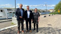 Call Waves Solutions Finlandin hallituksen puheenjohtaja Fredrik Karlsson, Vakka-Suomen Puhelimen toimitusjohtaja Simo Rosendahl ja Call Waves Solutions Finland Oy toimitusjohtaja Piia Puotinen.