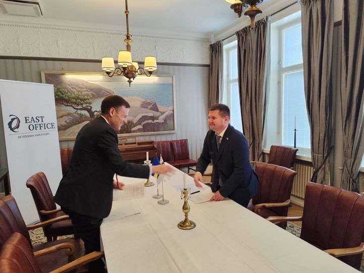 Yevhen Dibrov ja East Officen toimitusjohtaja Janne Harjunpää allekirjoittivat sopimuksen perjantaina 13.6. Helsingin Pörssiklubilla.