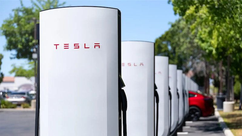 Teslan Supercharger-verkosto avautuu Virran yritysasiakkaille