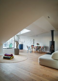 Sarjassa nähdään Helsingin Punavuoressa sijaitseva 107 m2 suuruinen ullakkohuoneisto.