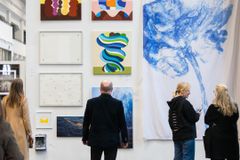 Näyttelyvieraita TEOS 2025 -tapahtumassa