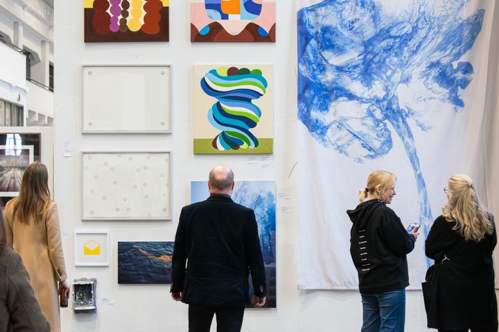 Näyttelyvieraita TEOS 2025 -tapahtumassa