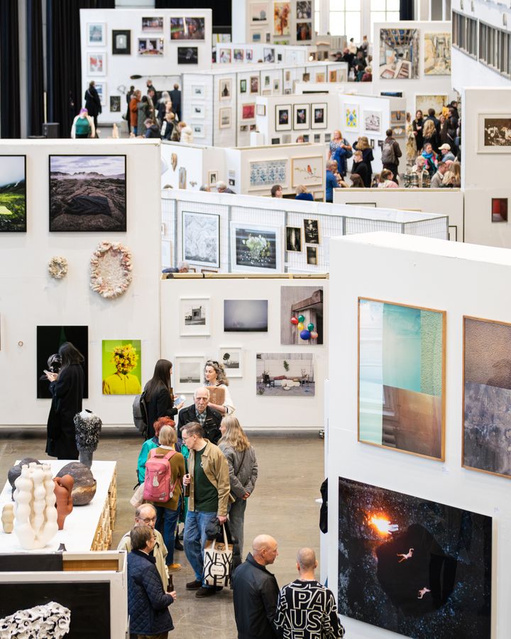 Taidetta ja näyttelyvieraita TEOS 2025 -tapahtumassa.