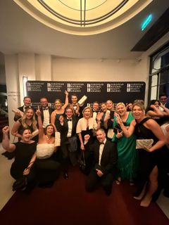 European Natural Beauty Awards 2025 -gaalassa palkitut suomalaiset. Keskellä Suomen Pariisin-suurlähettiläs Kirsikka Lehto-Asikainen, joka onnitteli voittajia paikan päällä.