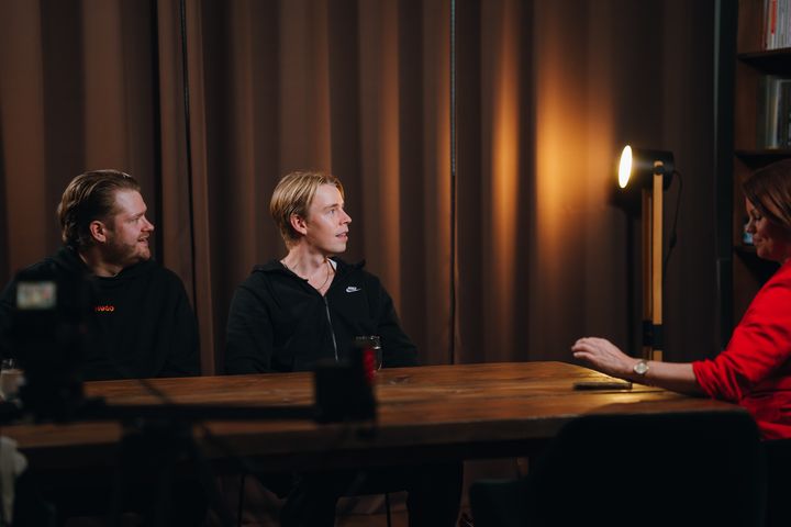 Niko Meuronen ja Santeri Hänninen Karita Aaltosen haastateltavana.