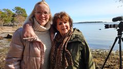 Johanna Koivu Lauttasaaren kallioilla Pirkko Mannolan kanssa