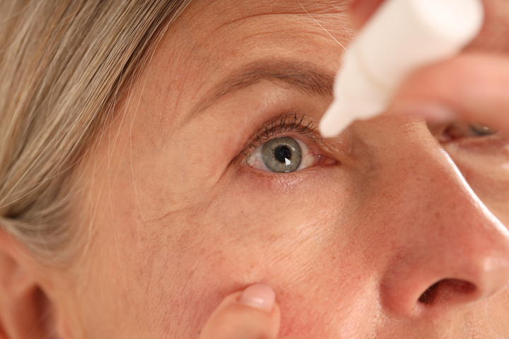 "Kuivat silmät voivat esimerkiksi vaikeuttaa autolla ajamista", sanoo farmasian tohtori Niina Suni.