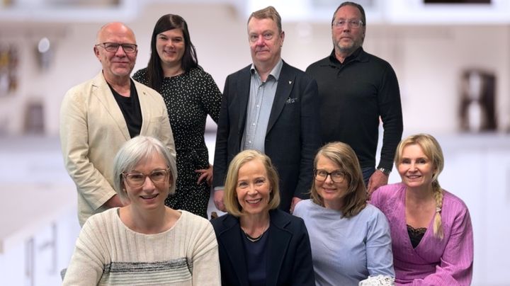 Ylärivi vas. Jarmo Hörkkö, Tiina Isoniemelä, Mika Cederberg ja Aki Karihtala. Alarivi vas. Eeva-Maria Varpio, Marja Koivisto, Katja Saarikoski ja Mia Nygård-Peltola.