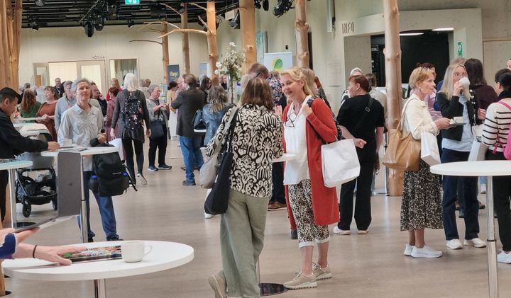 Kuvassa Terveystuotepäivän 2025 osallistujia keskustelemassa ja verkostoitumassa sisätiloissa.
