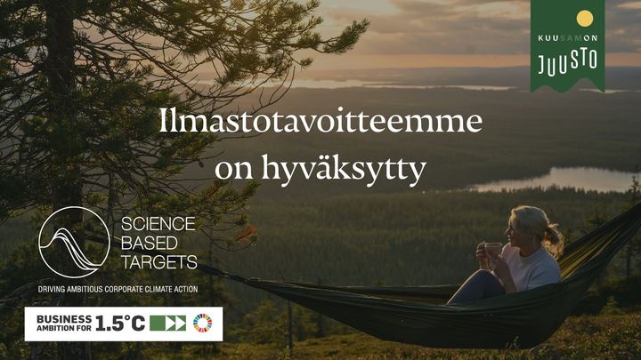 Kuva, jossa nainen makaa riippumatolla ja katsoo Kuusamon metsiä. Kuvassa lukee "Ilmastotavoitteemme on hyväksytty". Lisäksi se sisältää SBTi:n ja Kuusamon Juuston logot.