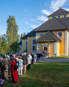 Konserttivieraat odottavat sisäänpääsyä Mikkelin Pitäjänkirkkoon 2025 elokuussa. Ohjelmassa Kullervo Santtu-Matias Rouvalin johtamana.