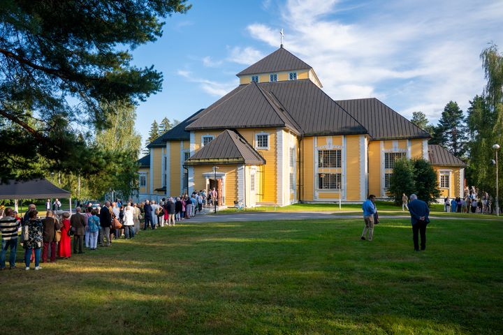Yleisöä odottamassa Pitäjänkirkon konsertin alkua 2025.