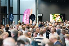 Musiikkitalon aulassa järjestetyt Rakastu Mikkeliin -messut ilahduttivat konserttivieraita myös väliajalla.
