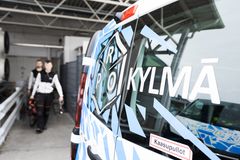 Valokuva ProKylmä Oy:n logolla varustetusta ajoneuvosta. Taustalla kaksi henkilöä.