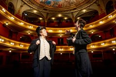 Kuvassa kaksi klovnia teatterisalissa.