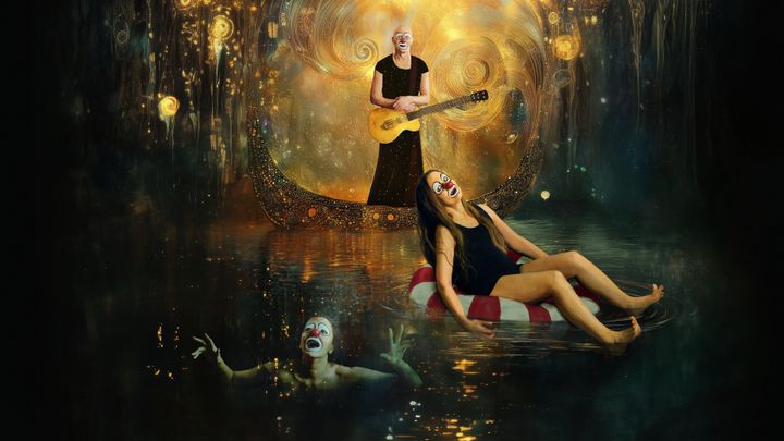 Kuvassa on kolme klovnia ensimmäinensoittaa kitaraa veneessä ja toinen istuu vedessä pelastusrenkaalla, kolmas ui mustassa virrassa.